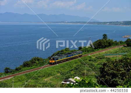 Kiha 187系列特快超市每兩輛車在島根縣的日本海上運行 44250338