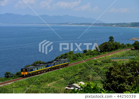 Kiha 187系列特快超市每兩輛車在島根縣的日本海上運行 44250339