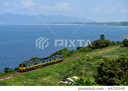 Kiha 187系列特快超市每兩輛車在島根縣的日本海上運行 44250340