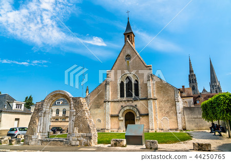 Saint Foy Church in Chartres, France Saint Foy Church in Chartres, France 44250765