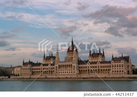 Hungarian Parliament and Danube river in Budapest 44251437