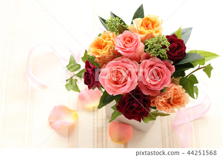 Fall color roses arrangement 44251568