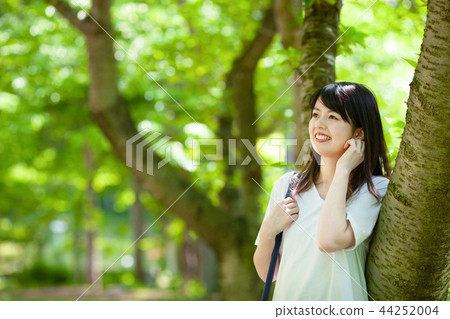 新鮮的綠色和年輕的女士 新鮮的綠色和年輕的女士 44252004