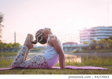 Healthy yoga girls and concentrate in the park 44254663