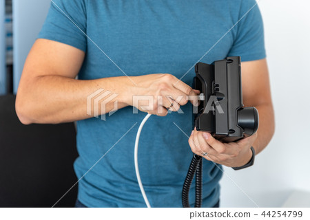 Specialist connects the phone to the network, VoIP Specialist connects the phone to the network, VoIP 44254799