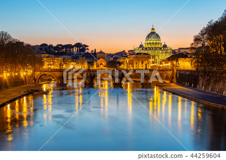 Night view of St. Peter's Basilica in Vatican 44259604