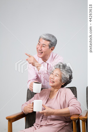做休閒活動的年長夫婦 做休閒活動的年長夫婦 44263618