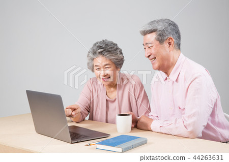 Elderly couple doing leisure activity 44263631