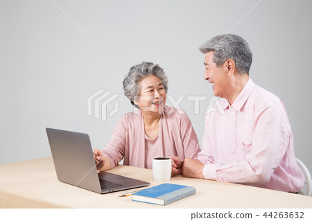 Elderly couple doing leisure activity Elderly couple doing leisure activity 44263632