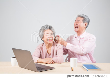 做休閒活動的年長夫婦 44263652