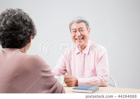 一位老人接受諮詢 一位老人接受諮詢 44264088