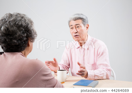 一位老人接受諮詢 一位老人接受諮詢 44264089