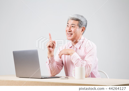 一位老人接受諮詢 44264127