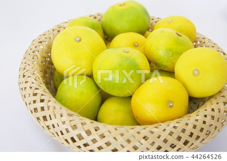 早期的成熟的普通話的圖像在竹籃子的 44264526