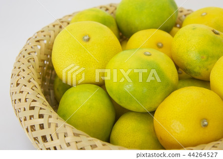 早期的成熟的普通話的圖像在竹籃子的 早期的成熟的普通話的圖像在竹籃子的 44264527