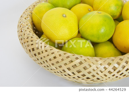 早期的成熟的普通話的圖像在竹籃子的 44264529