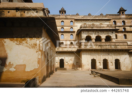 Interior view of Raj Mahal. Orchha Fort Complex 44265748