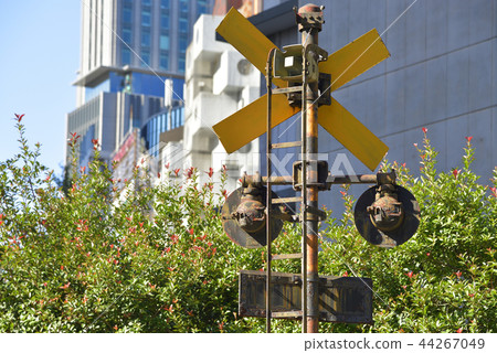 [Ginza, Chuo-ku, Tokyo] Railroad crossing in front of Hamarikyu 44267049