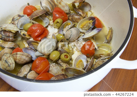Aqua pazza made with anhydrous pot Aqua pazza made with anhydrous pot 44267224