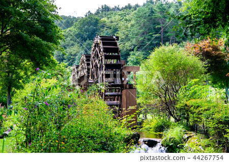 Yamanashi Yamanakako Flower City Park Three-tiered water wheel 44267754