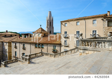 Cathedral Square in historic center of Girona 44268984