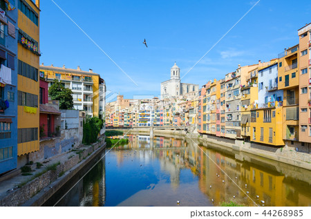 View of bridge across river Onyar, Girona, Spain 44268985