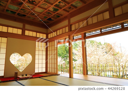 Shojuin Heart window and cherry blossom 44269128