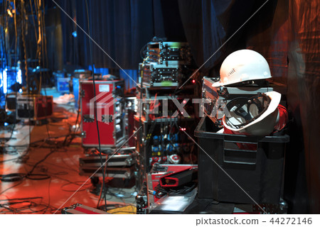 Preparing the stage for a concert 44272146