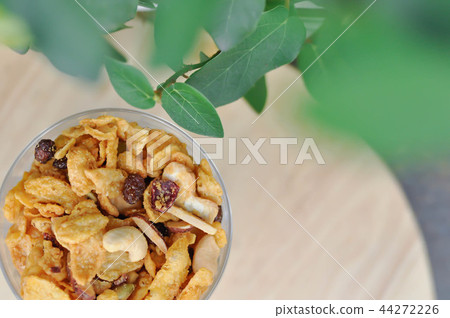 cornflake ,almond and dried cranberry 44272226