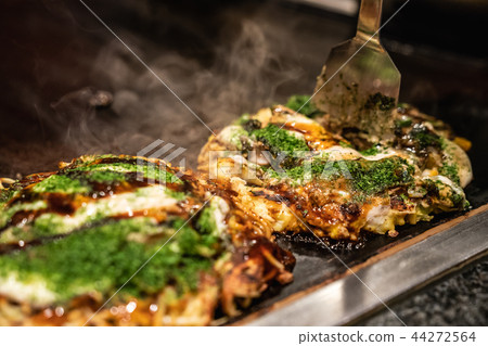 chef use spatula to cut okonomiyaki chef use spatula to cut okonomiyaki 44272564