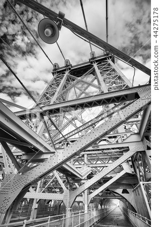 Williamsburg Bridge, NYC. 44275178