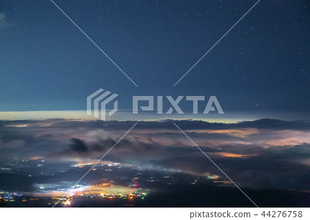 Mt. Fuji Susou climbing mouth A starry sky rising from the sea of clouds Mt. Fuji Susou climbing mouth A starry sky rising from the sea of clouds 44276758