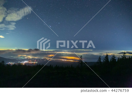Mt. Fuji Susou climbing mouth A starry sky rising from the sea of clouds Mt. Fuji Susou climbing mouth A starry sky rising from the sea of clouds 44276759