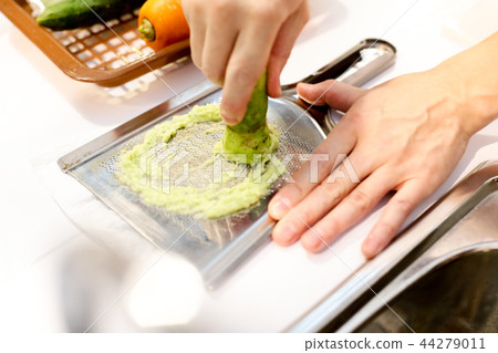 Sushi chef grating fresh Wasabi, Fresh wasabi root 44279011
