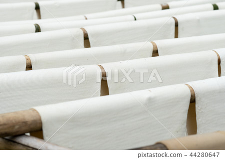 Rubber sheets dry The raw rubber latex is made  44280647
