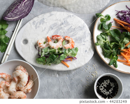 Shrimp and vegetables on rice paper Shrimp and vegetables on rice paper 44283249