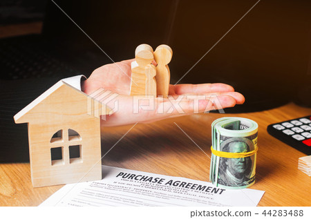 Contract for the purchase of a house. 44283488