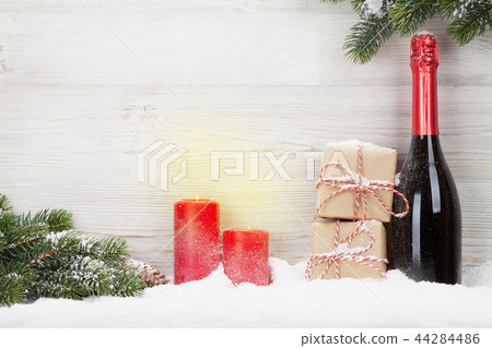 Christmas gift boxes, champagne bottle Christmas gift boxes, champagne bottle 44284486