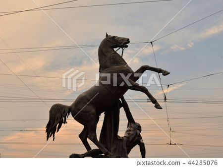 Statue of the conquest of a horse at sunset. Statue of the conquest of a horse at sunset. 44285076