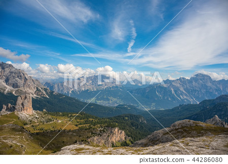 Summer mountain landscape view to Cortina d Ampesso, Dolomite Alps, Italy 44286080