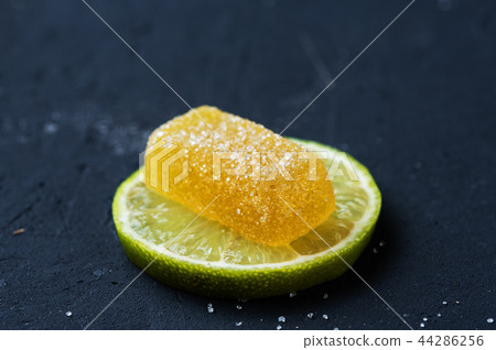 Marmalade next to citrus slices Marmalade next to citrus slices 44286256