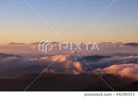 在早晨太陽弄髒的雲彩海 在早晨太陽弄髒的雲彩海 44290353