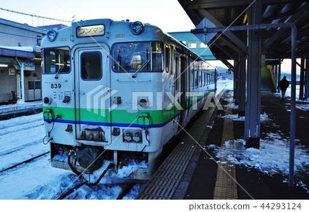 Hakodate Main Line ordinary train (Kiha 40 series) stopping at Mori Station Hakodate Main Line ordinary train (Kiha 40 series) stopping at Mori Station 44293124