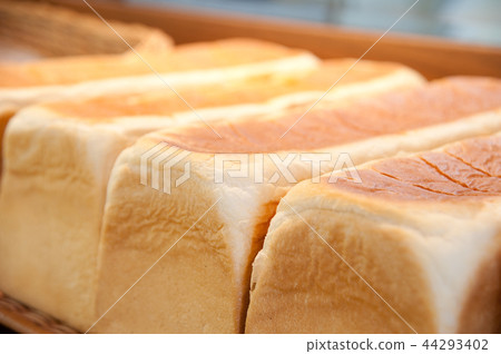 Plain bread  44293402