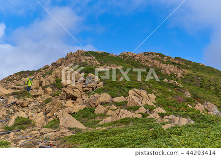 Fall Oze See the direction of the summit of the temple from the middle of the mountain and the temple Fall Oze See the direction of the summit of the temple from the middle of the mountain and the temple 44293414