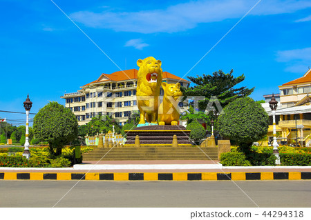 Statue of lion in the city of Sihanoukville 44294318