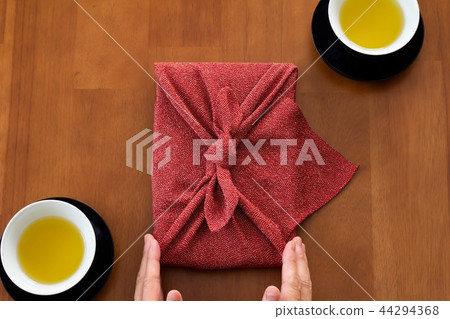 Image of a gift wrapped in a furoshiki 44294368