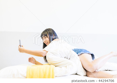 亞洲台灣中國女性居家攝影生活風格清晨自拍美女喜悅開心耳機音樂手機 44294706