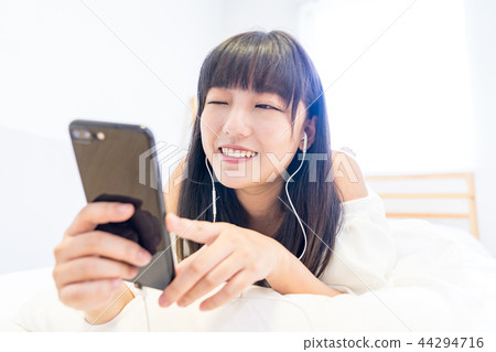 Asia Taiwan Chinese Women's Home Photography Lifestyle Early Morning Selfie Beauty Joy Happy Headphones Music Phone 44294716
