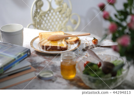 Messy breakfast landscape 44294813